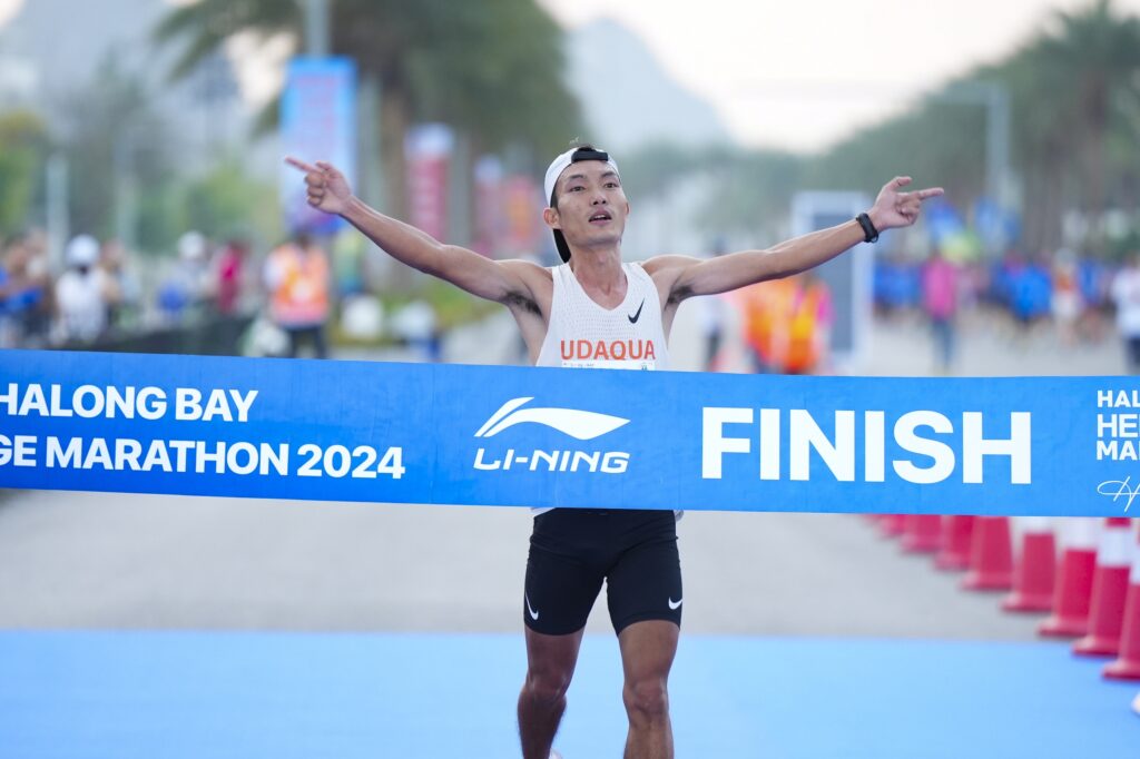 vdv-hoang-nguyen-thanh-vo-dich-nam-cu-ly-42-halong-bay-heritage-marathon