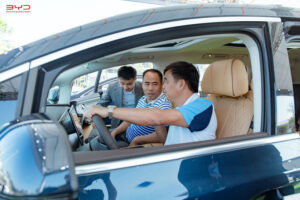 Khách hàng trải nghiệm DENZA D9 - mẫu MPV cao cấp của BYD.